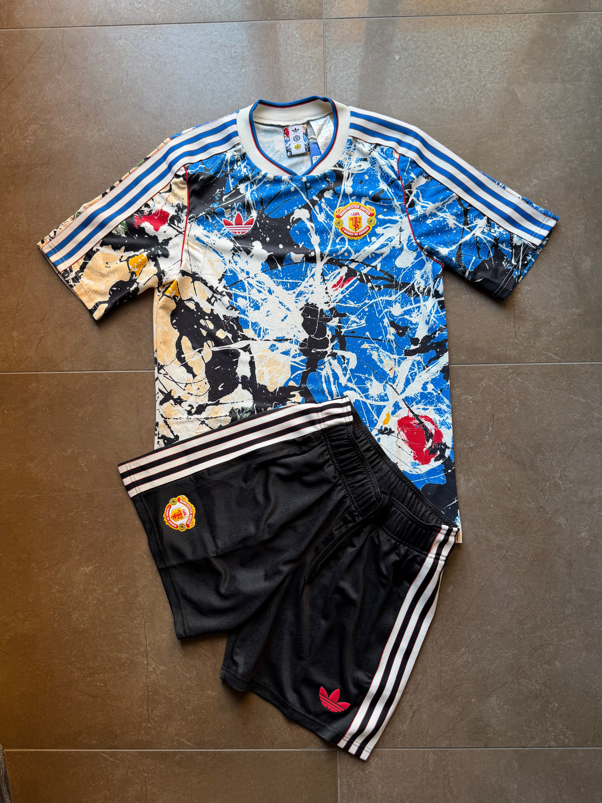 Completo Adidas Manchester United x Stone Roses