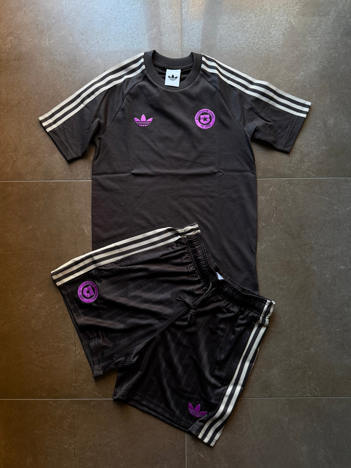 Completo Adidas Chile 2026