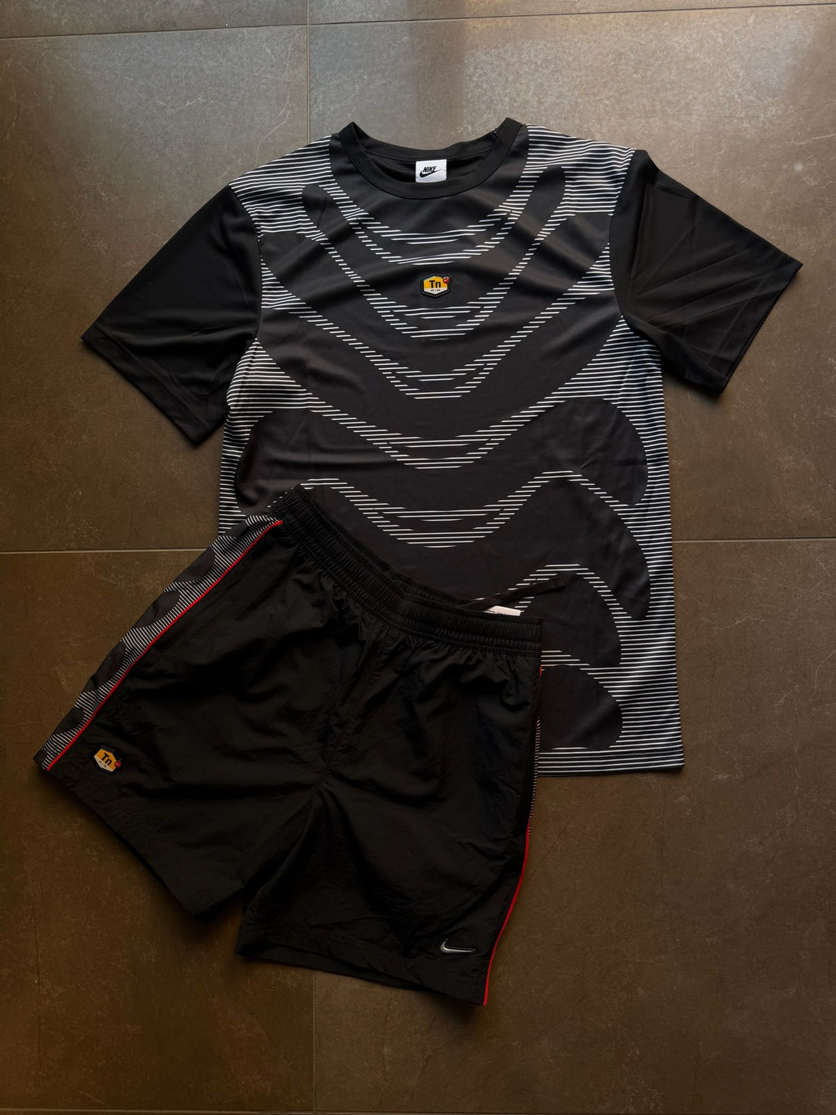 Completo Nike TN Graphic Black