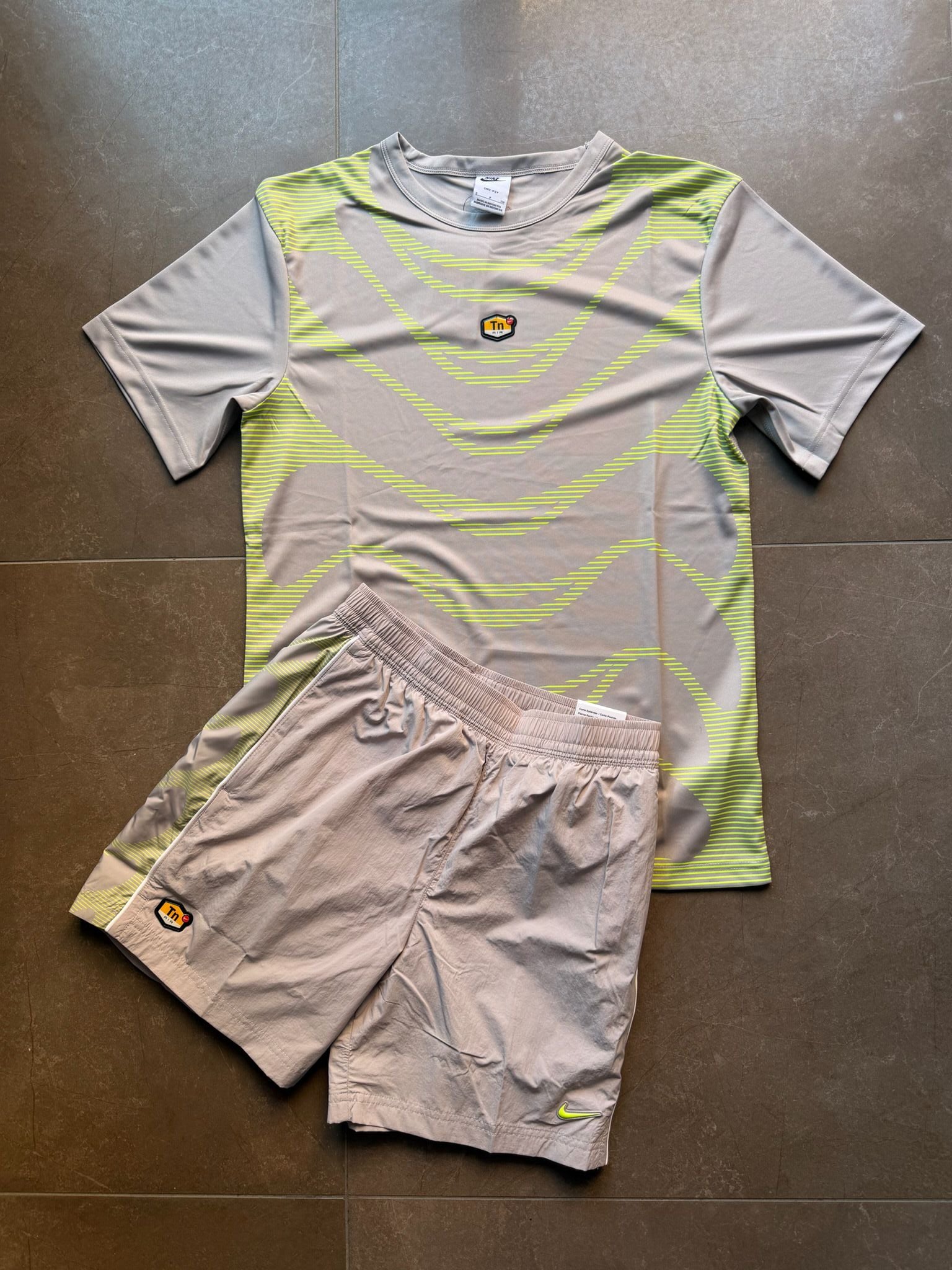 Completo Nike TN Graphic